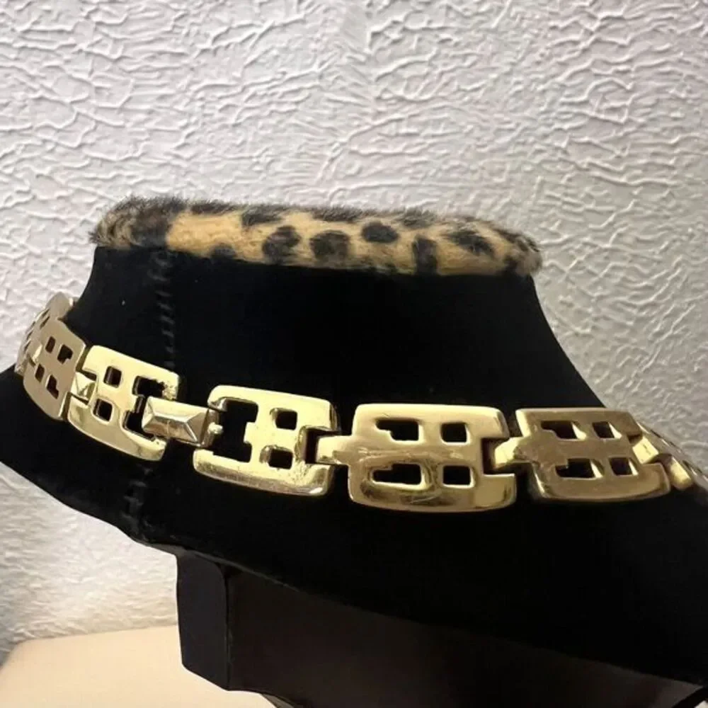 ¡VINTAGE RARE! Crown TRIFARI Asian Style Choker/Necklace, Gold-Tone. 17 in. - Picture 3 of 6